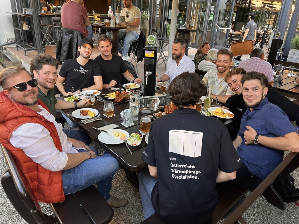 Das Heizma-Team genießt gemeinsam ein Abendessen im Freien nach einem produktiven Arbeitstag