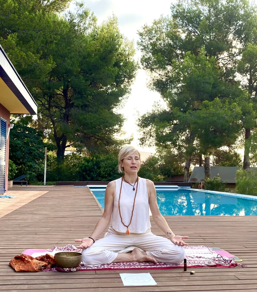 Silvia meditando frente a piscina en retiro