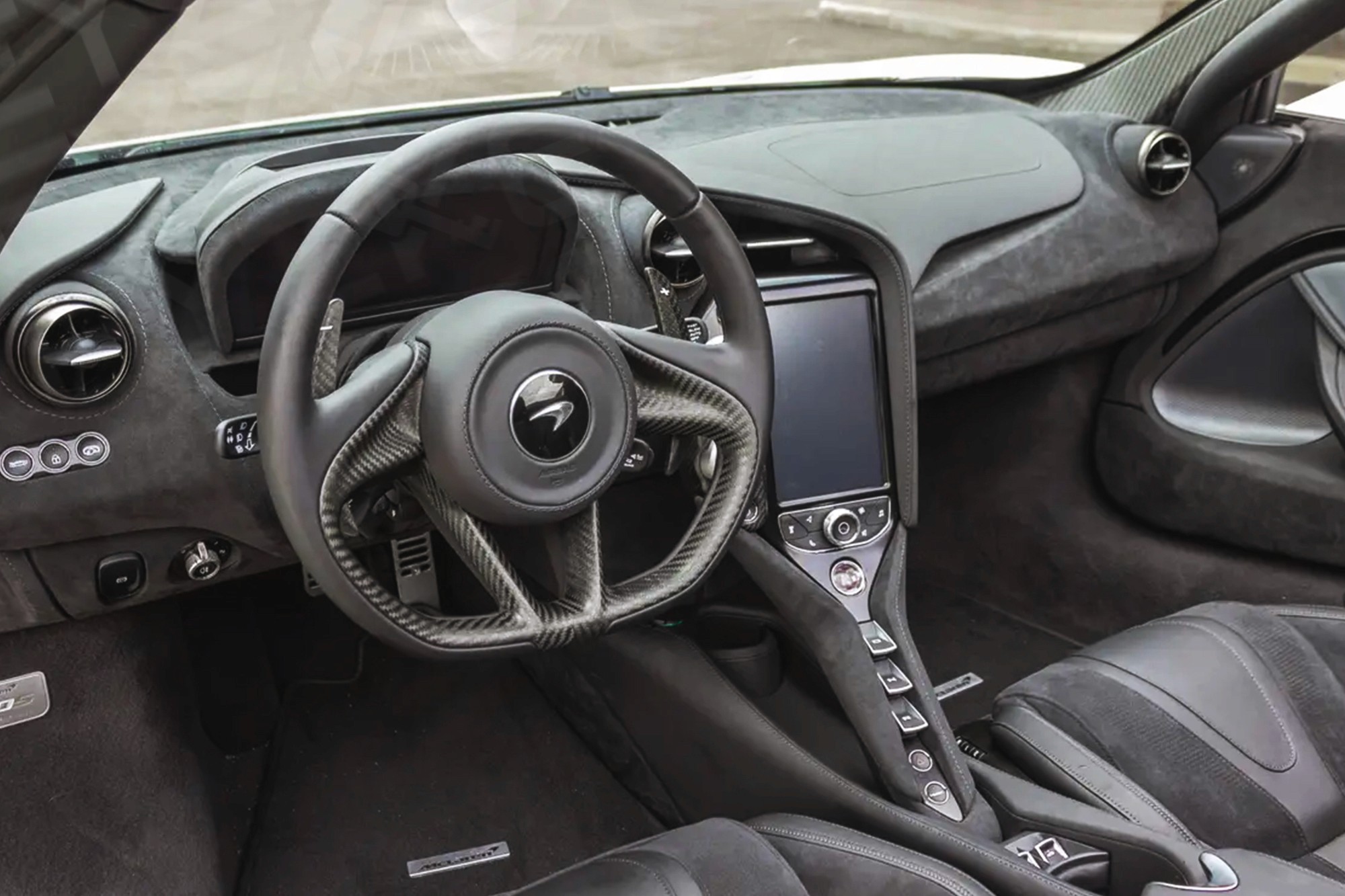 Vue interieur Mclaren 720S Gris – Location Supercar à Dubaï | Keyz Rent