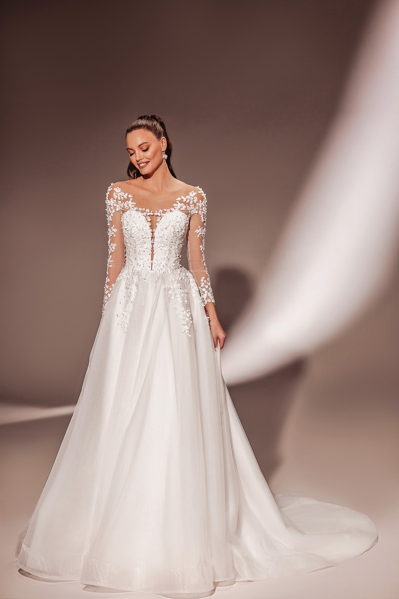 Brautkleid mit Ärmeln und Carmenausschnitt