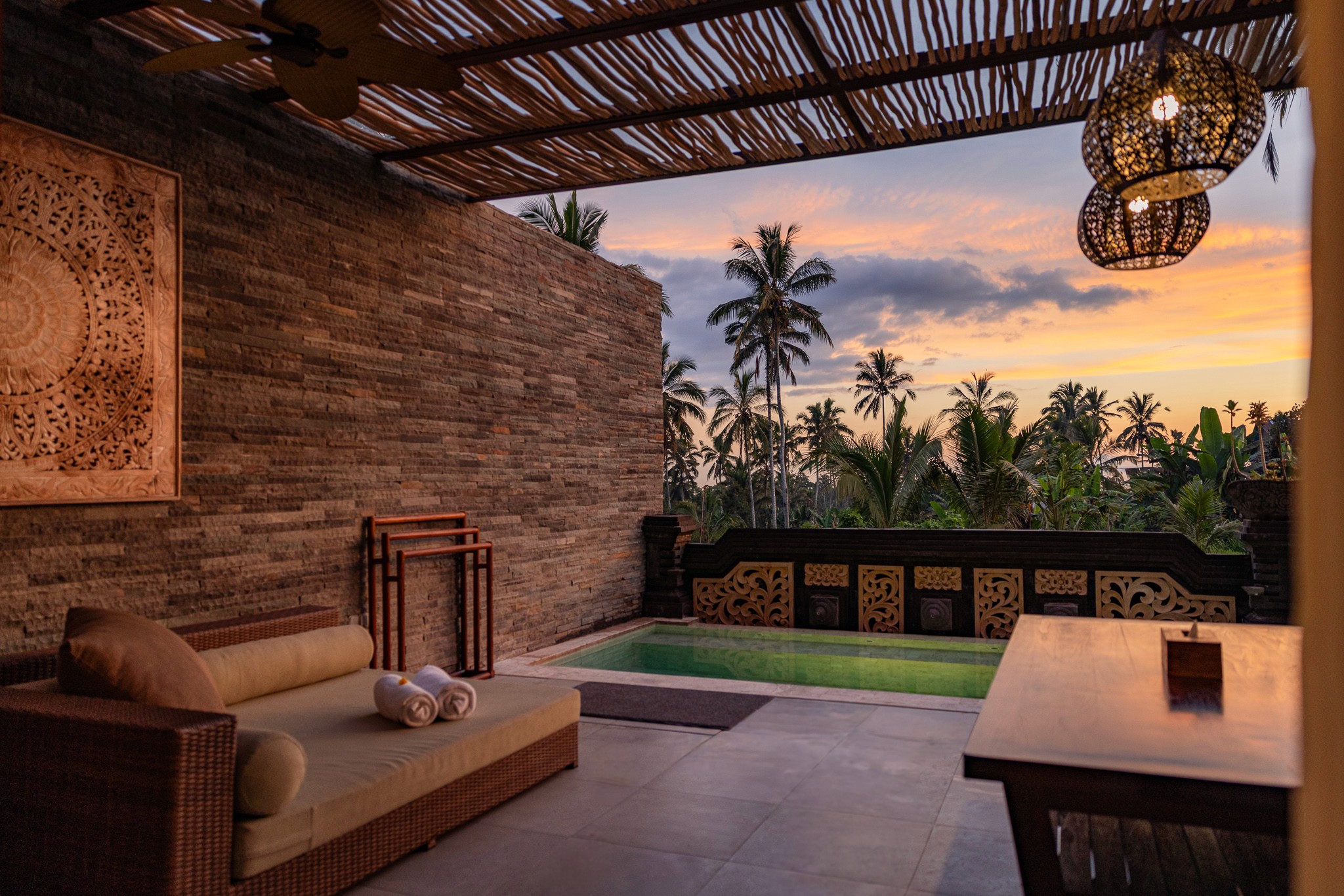 Private Terrasse mit Lounge-Bereich und Blick auf tropische Natur – Hochwertige Hotelfotografie in den Khastana Hadi Luxury Villas, Ubud, Bal