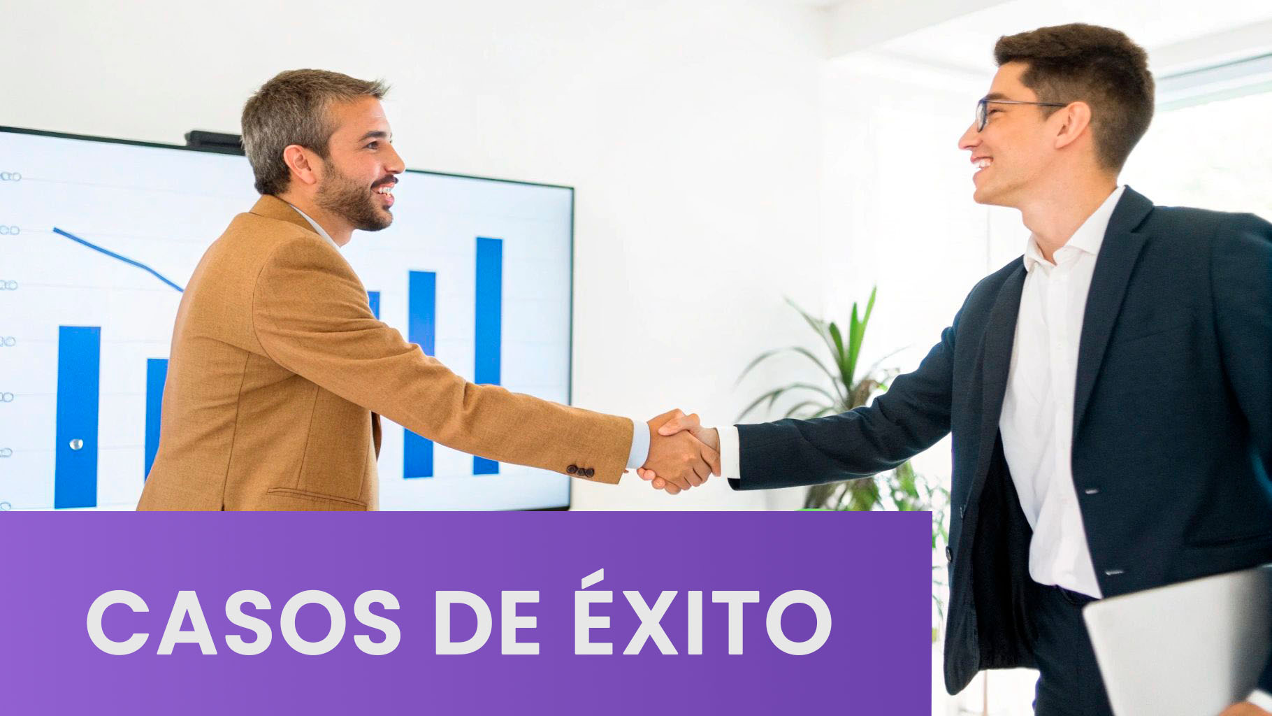 Un grupo de profesionales B2B analizando gráficos de crecimiento en una reunión estratégica