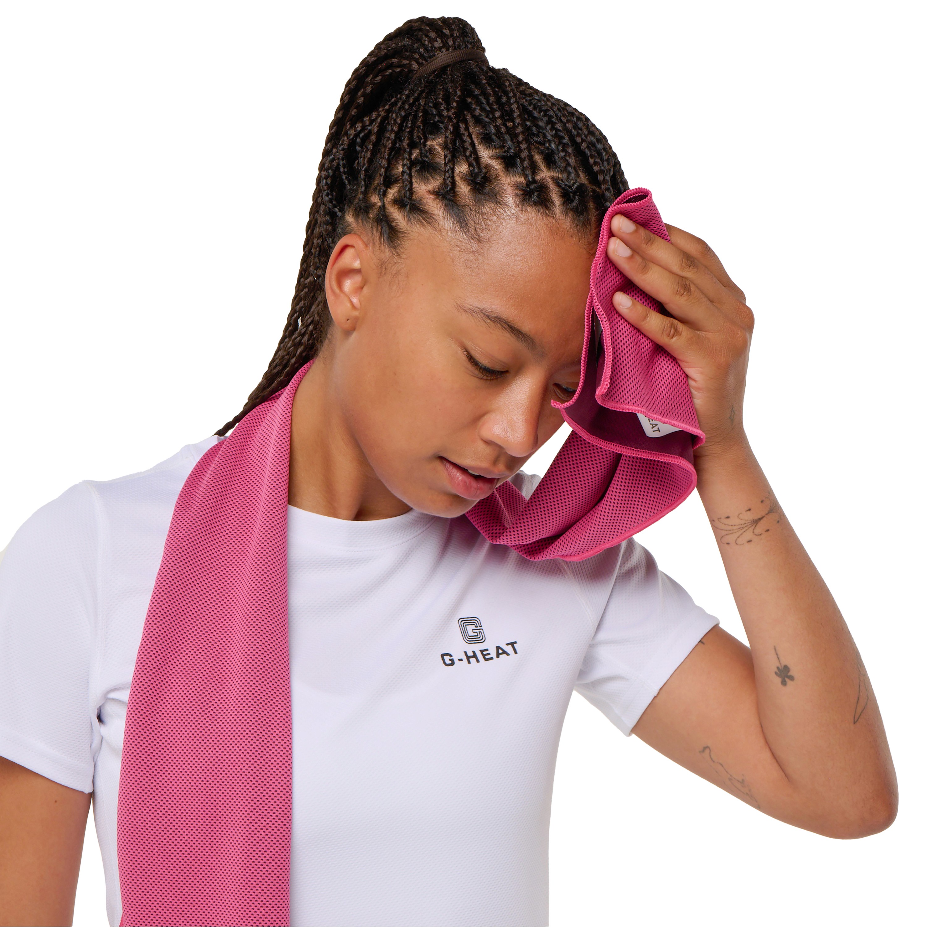Femme utilisant une serviette rafraîchissante G-Heat rose autour du cou après effort