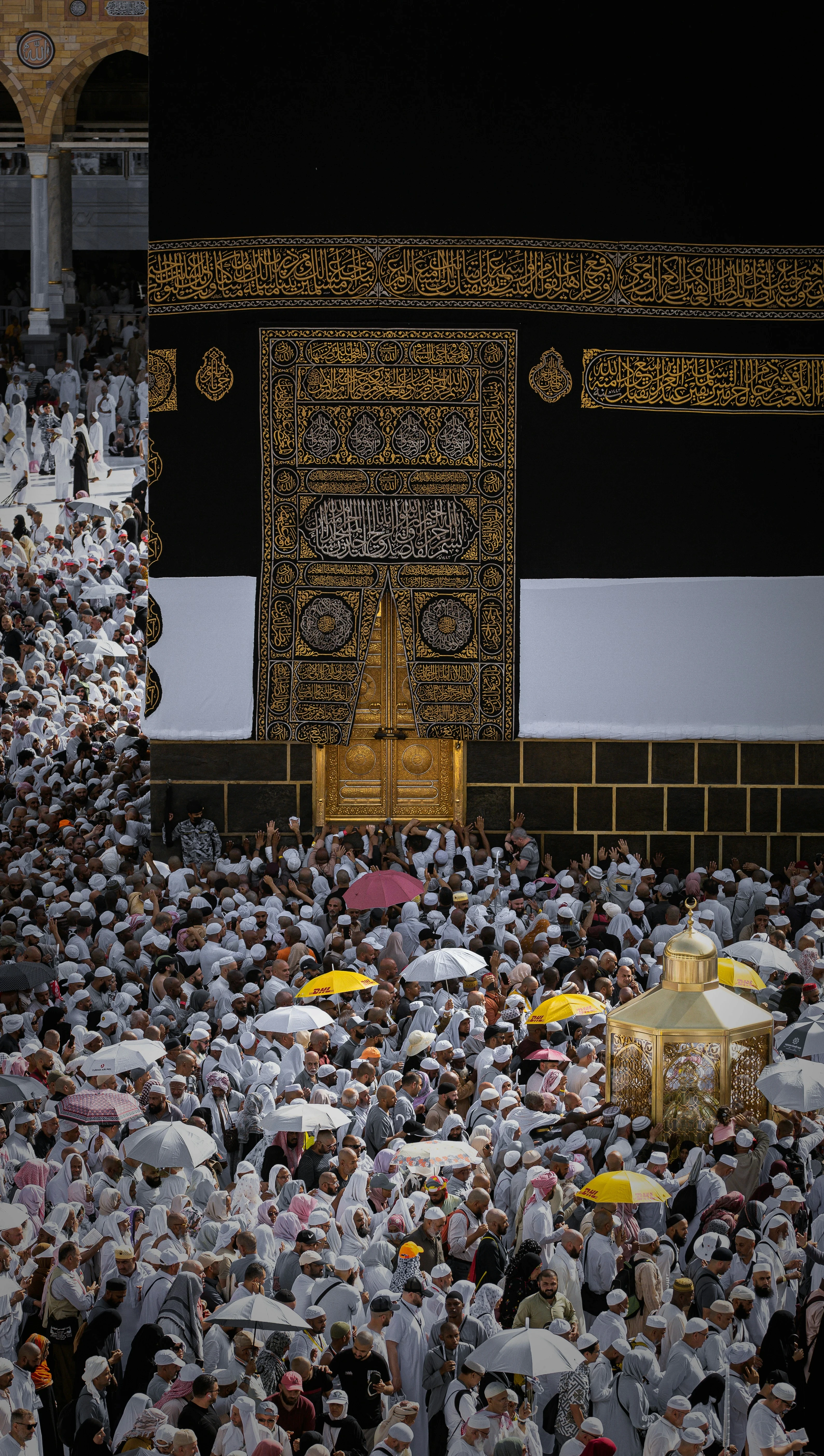 De Ka’aba in Masjid al-Haram, Mekka, met pelgrims die bidden tijdens Umrah of Hadj