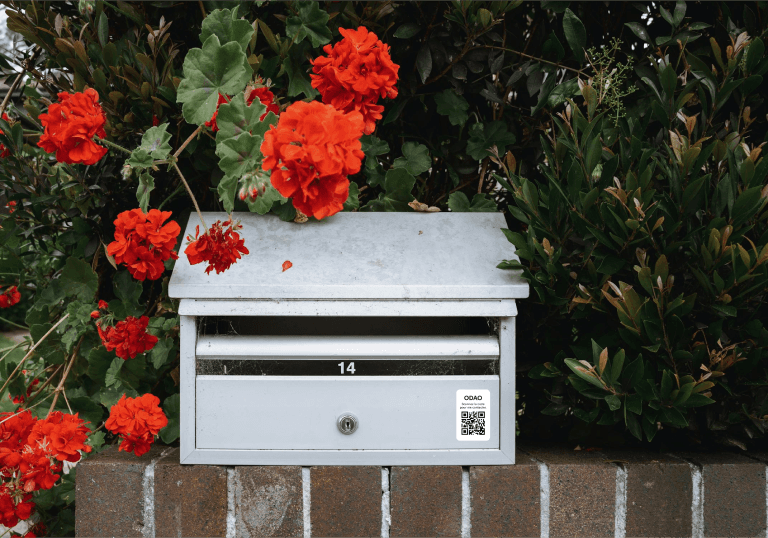 Photo d'une boîte aux lettres avec un QR code ODAO collé dessus.