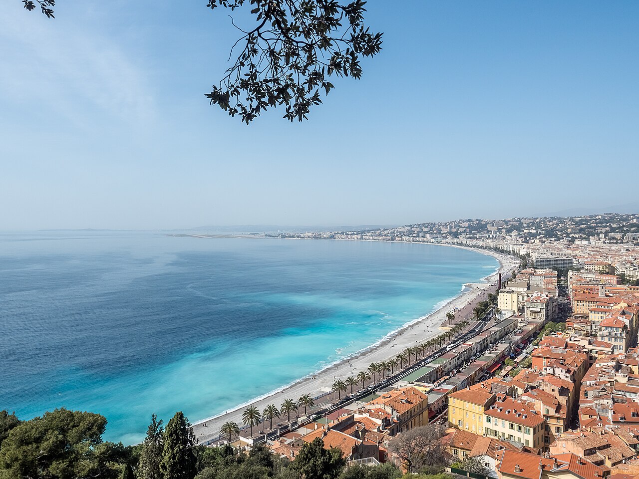 La baie des Anges, la promenade et les toits de Nice vus depuis la colline du Château.