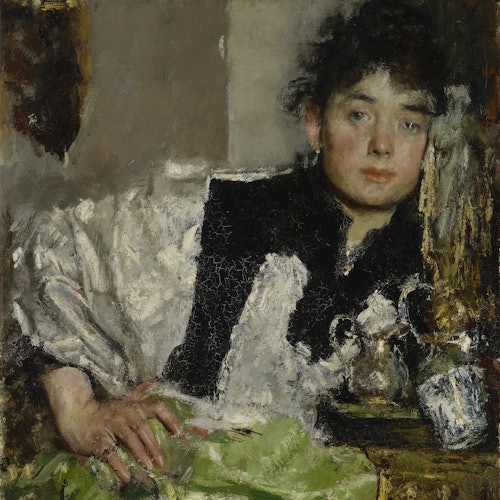 一位面帶沉思表情的女人，穿著黑白相間的裙子，靠在一個帶墊的表面上，旁邊是一張華麗的桌子。