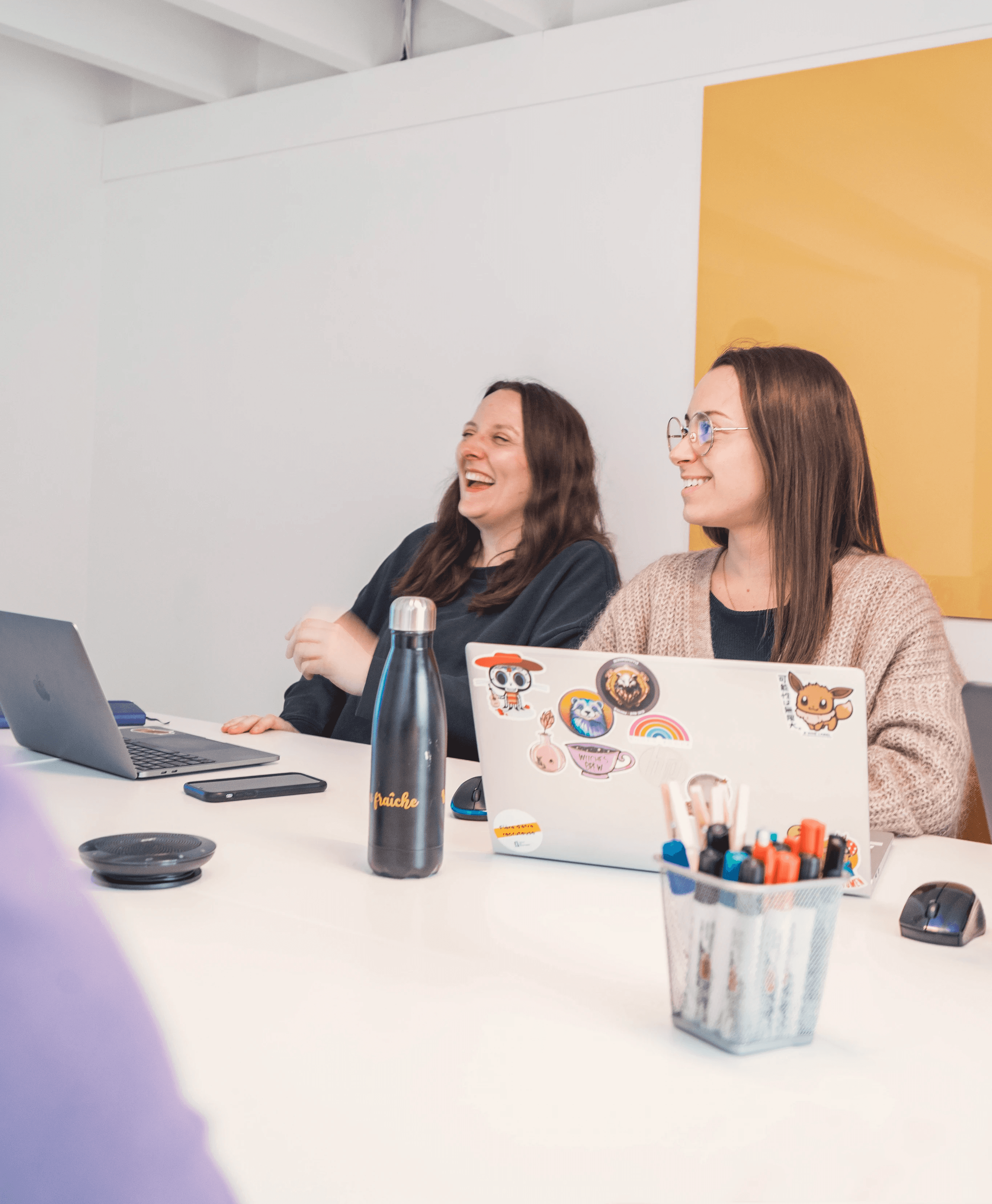 deux femmes en train de rire