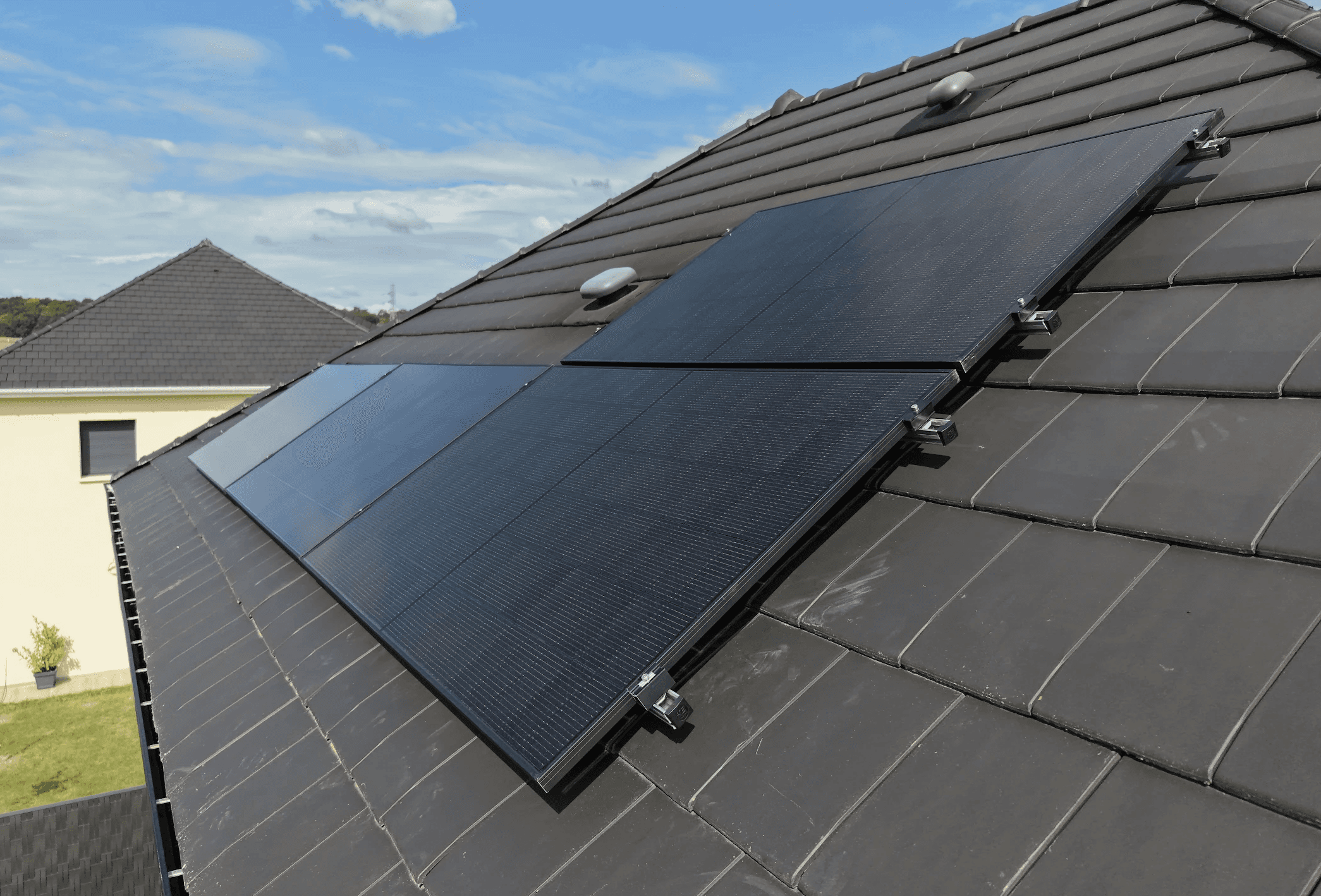 Photo d'une maison à Oissel équipée de panneaux photovoltaïques dont l'installation a été faite par Solarock.
