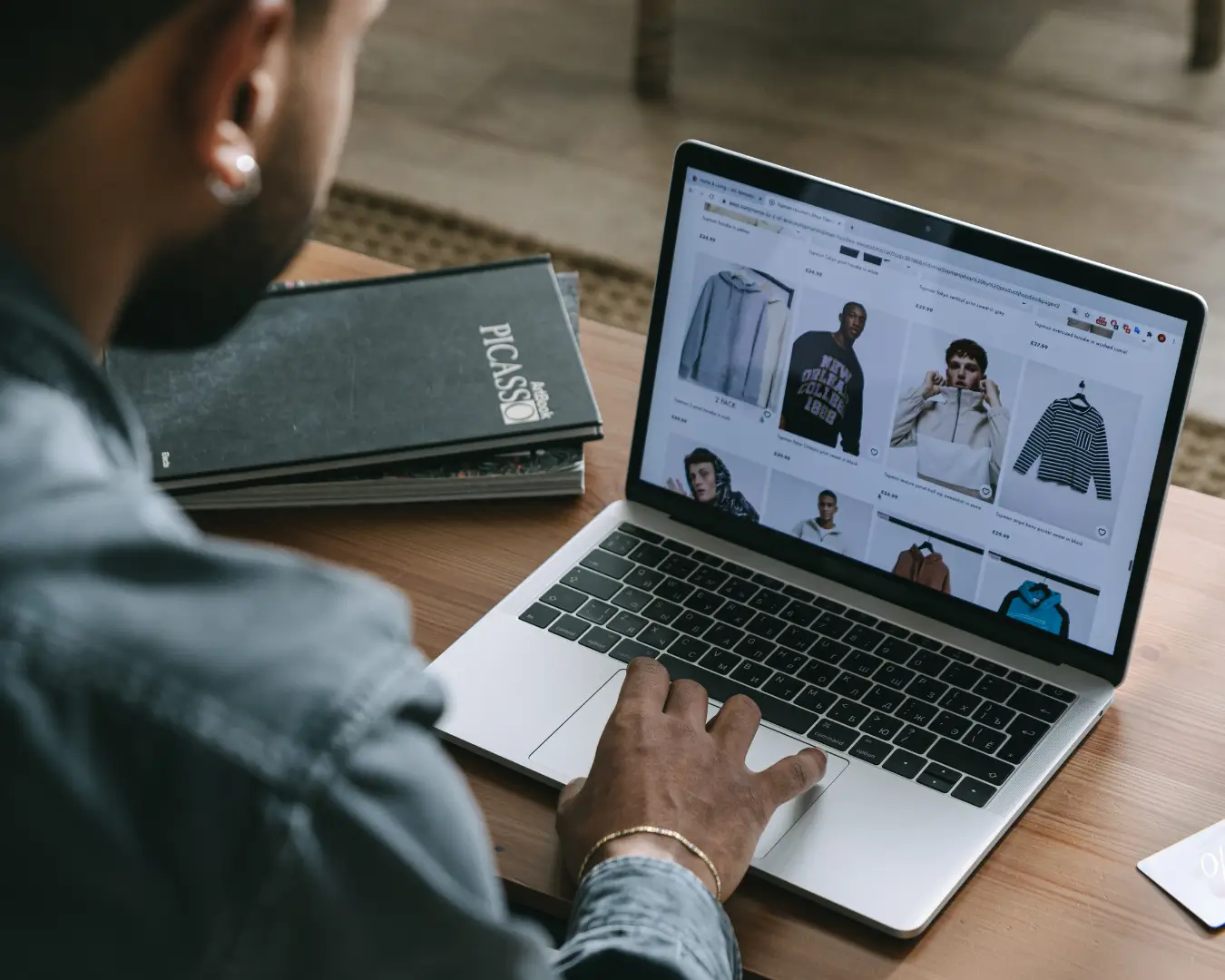 Tienda en línea profesional en Shopify vista desde laptop y móvil