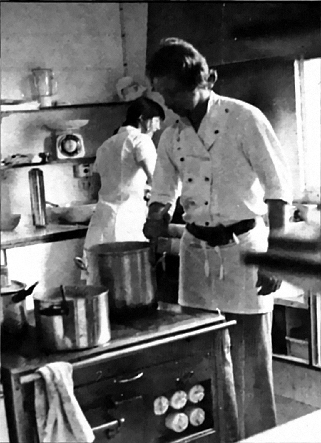 The head chef stirring a large pot in the kitchen of Hótel Flókalundur in 1976