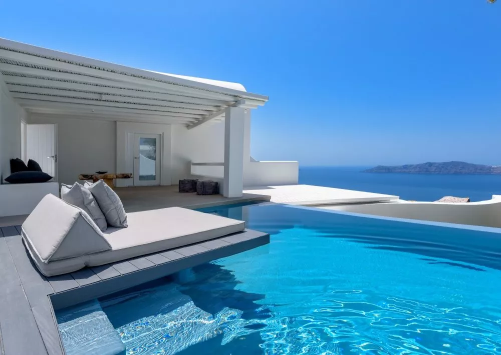 Luxuriöser Pool mit Sonnenliege und Meerblick in Griechenland