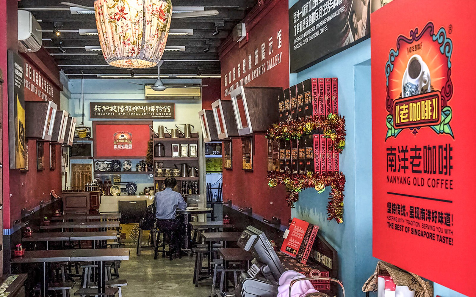 Stands de vendeurs de rue à Chinatown avec une offre alimentaire diversifiée à Singapour.