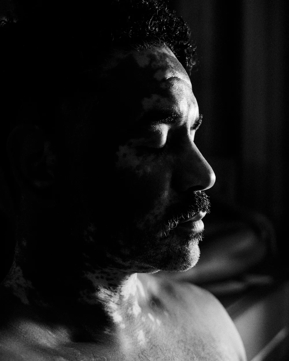 Man sitting quietly in a sauna during a heat session, reflecting on how long to stay for safe exposure.