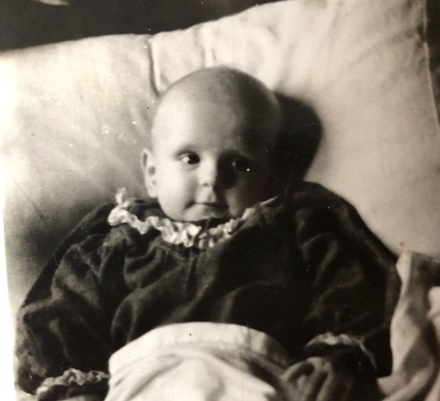 Beebi Ly Kärner oma voodis, mustvalge foto