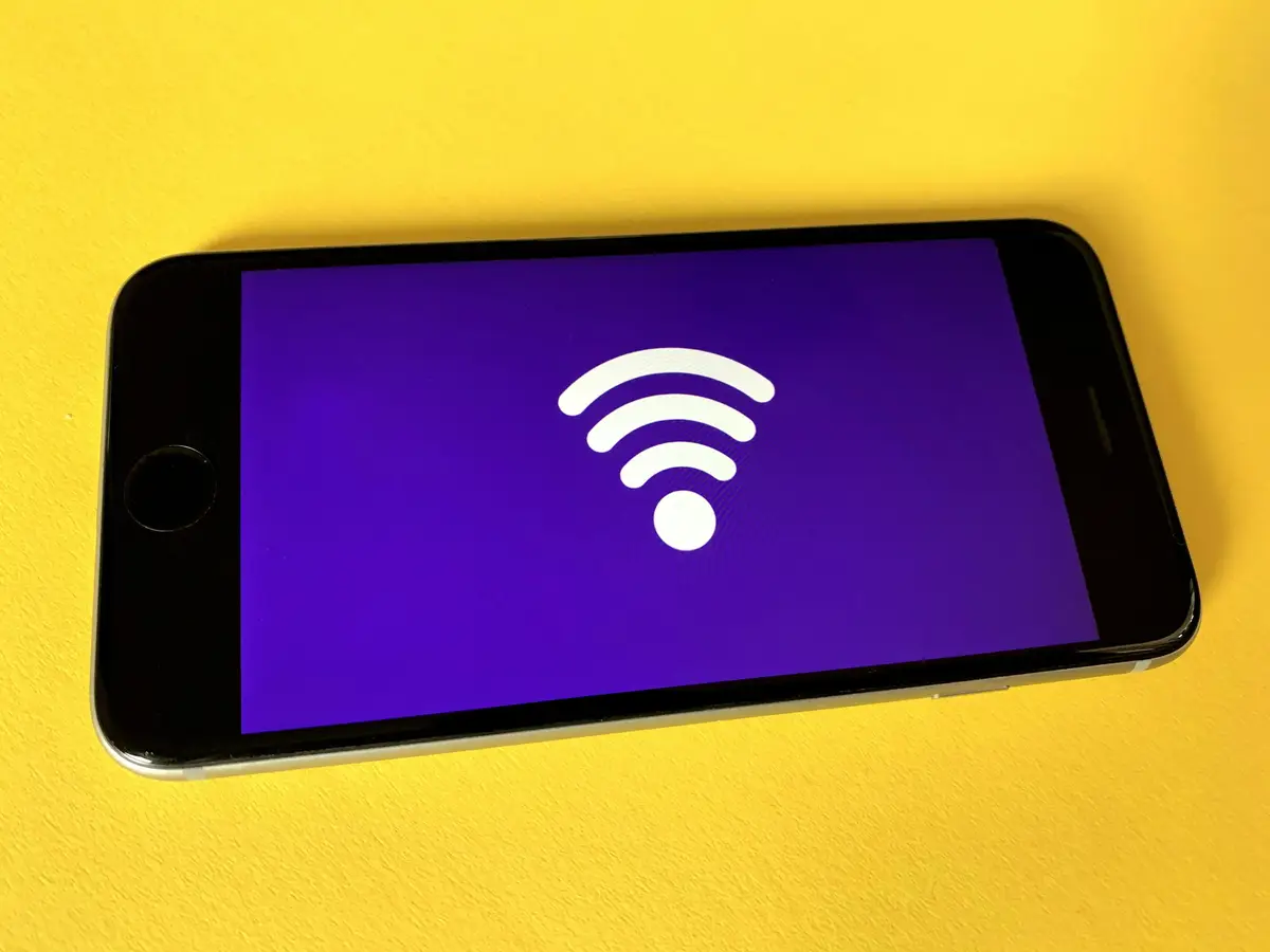 Mor bir ekranda Wi-Fi sembolü gösteren akıllı telefon