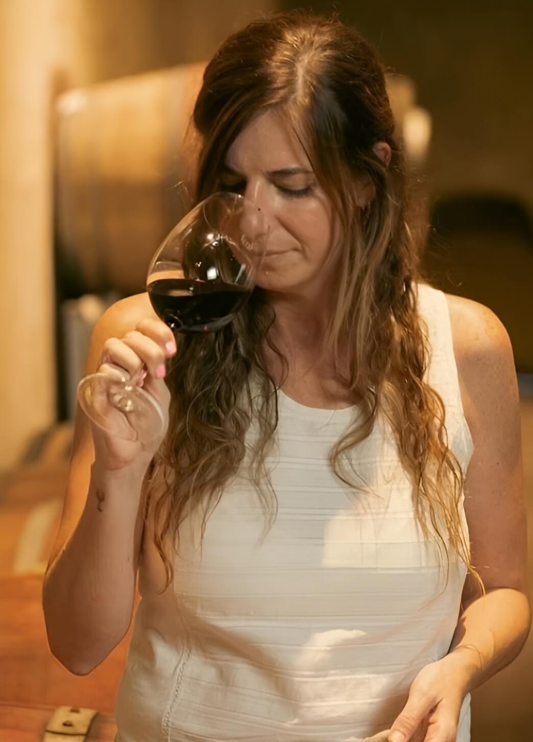 Enóloga Julia Halupczok degustando vino en una bodega