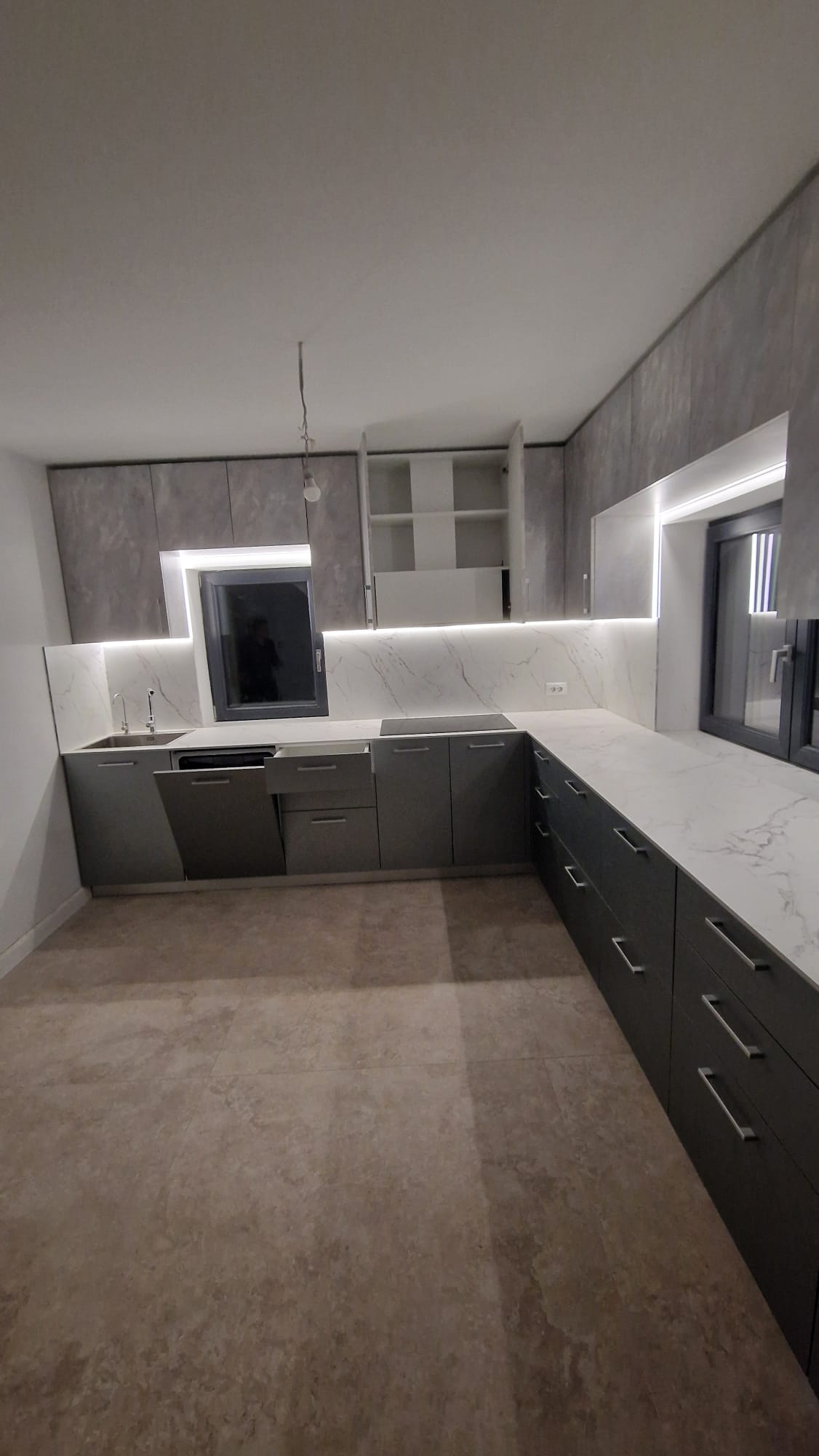 Nișă de hol cu riflaj vertical din lemn, dulap alb cu polițe și unitate joasă cu sertar.