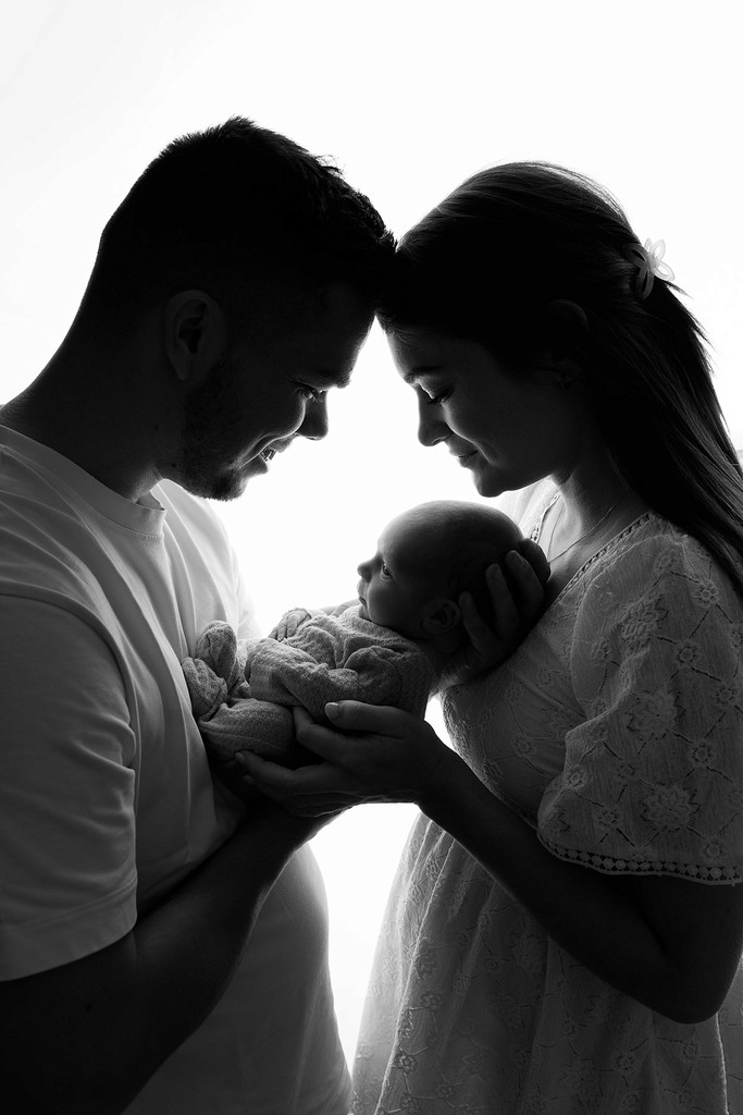 Rodinný portrét v protisvětle, emotivní rodinné focení Praha.