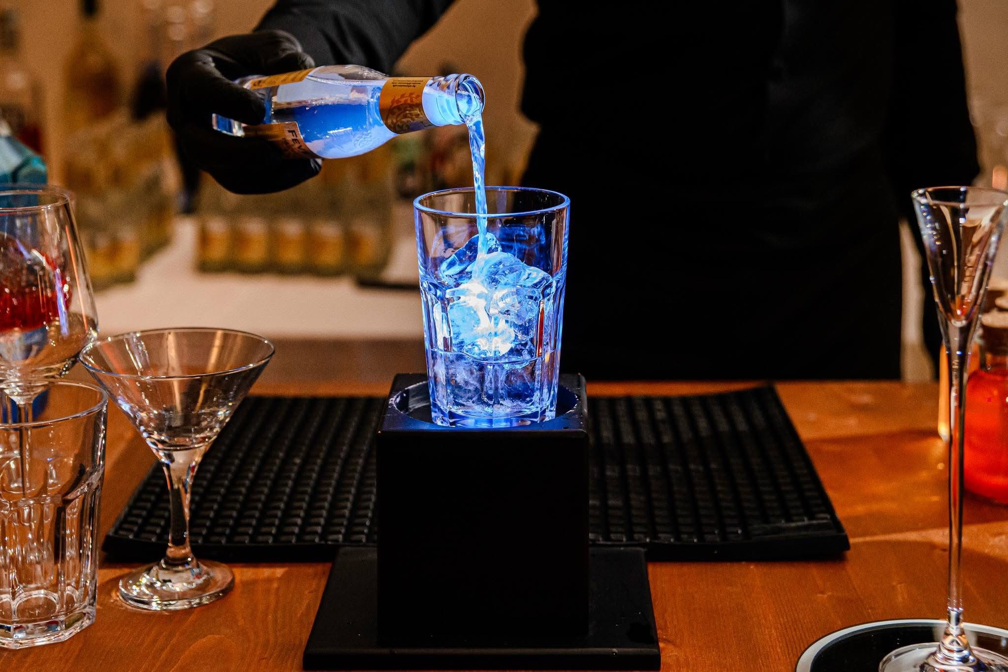 Preparazione di un drink scenografico Eclettico