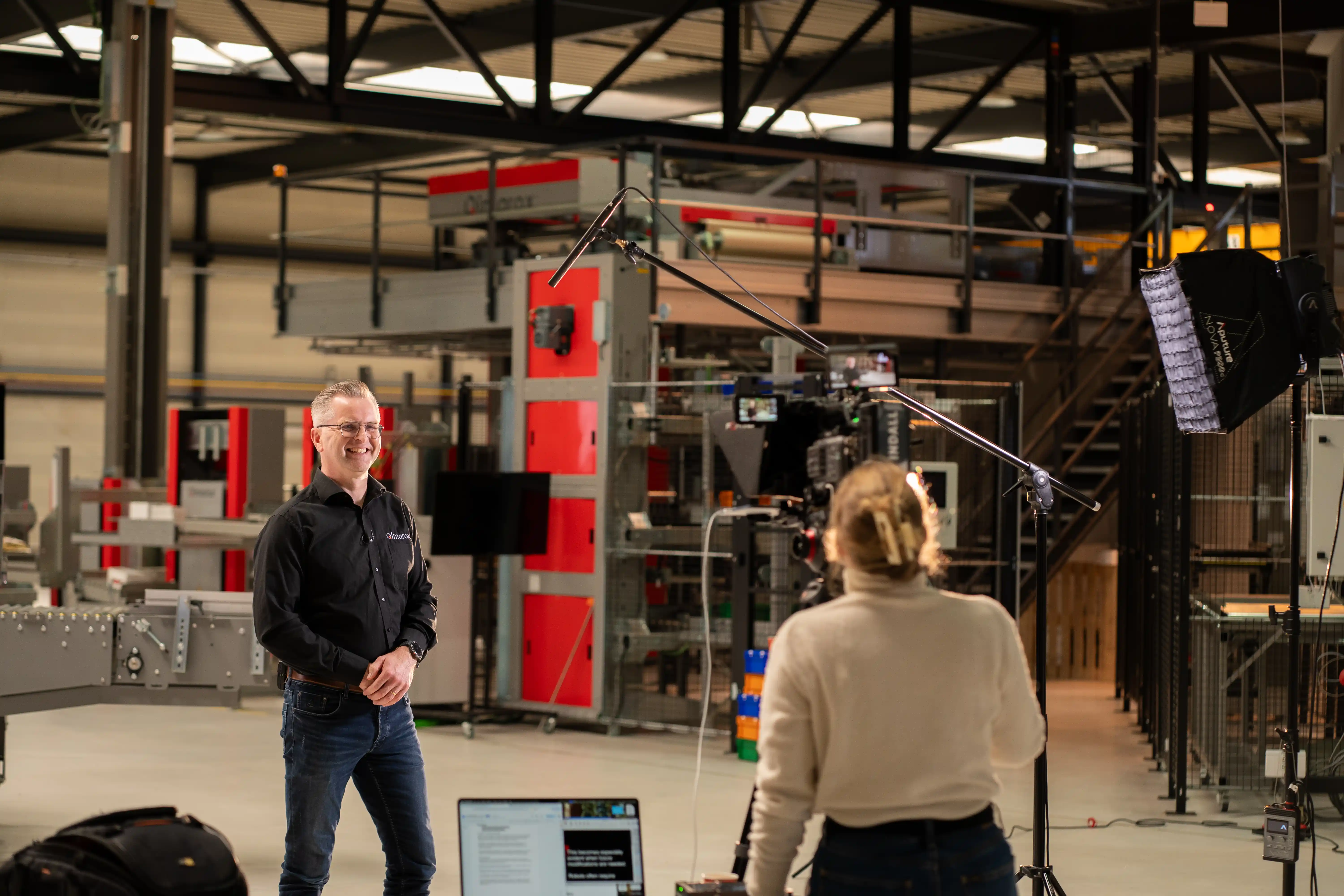 Oprichters Roland en Remco Guijs van mediabedrijf Indall proosten tijdens een viering.