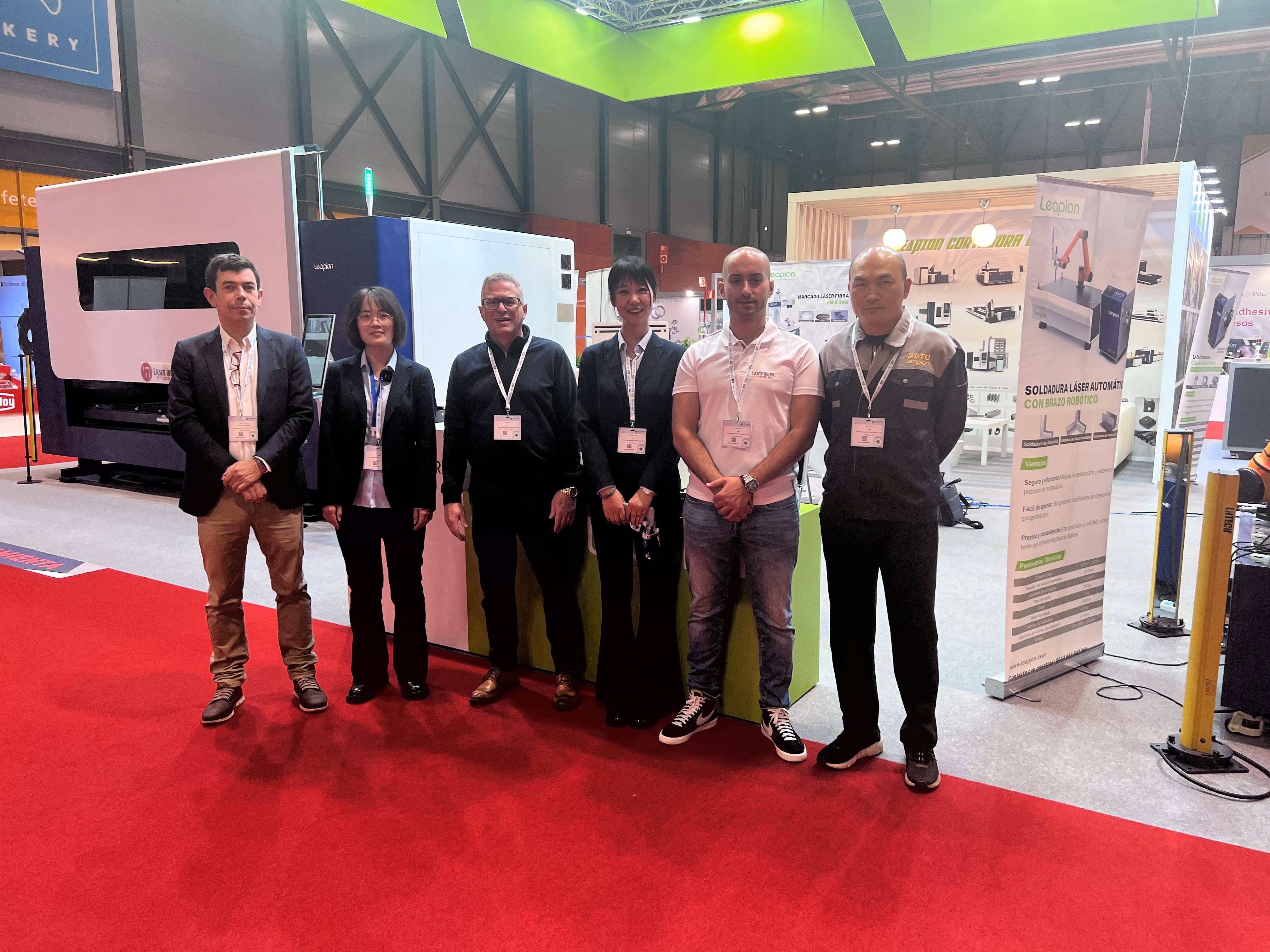 Equipo de laser iberic con el de leapion en la feria