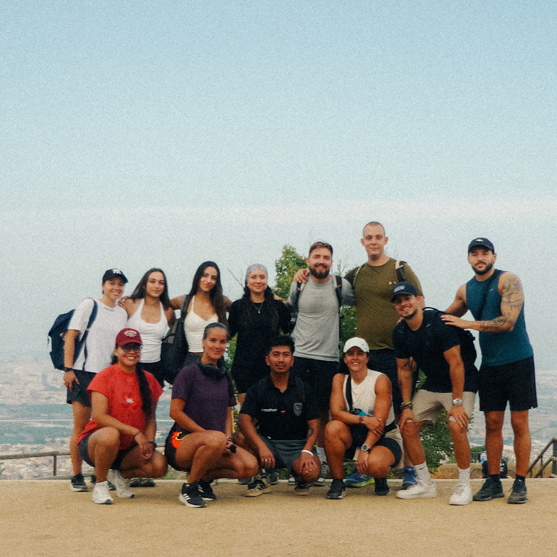 Comunidad caminando por la montaña al atardecer