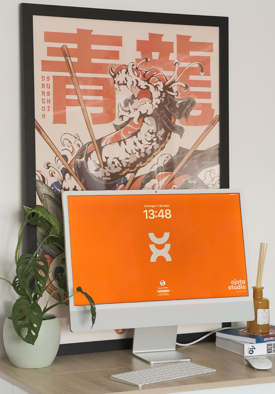 Imagen del estudio con el ordenador con el logo del estudio