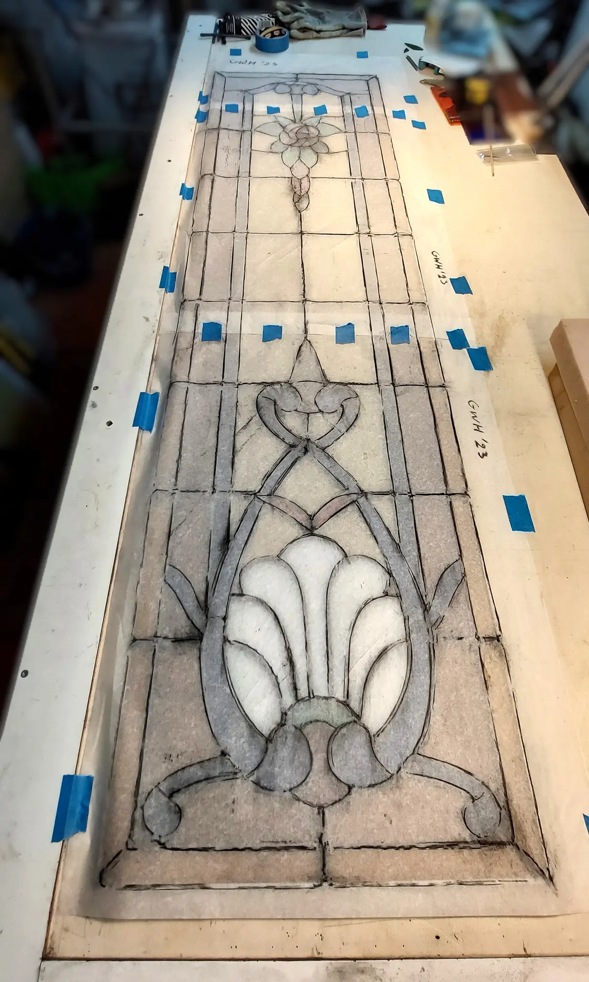 Zwaar beschadigd paneel heropbouwen en aanvullen met nieuw op maat gesneden glasstukken - Dilbeek