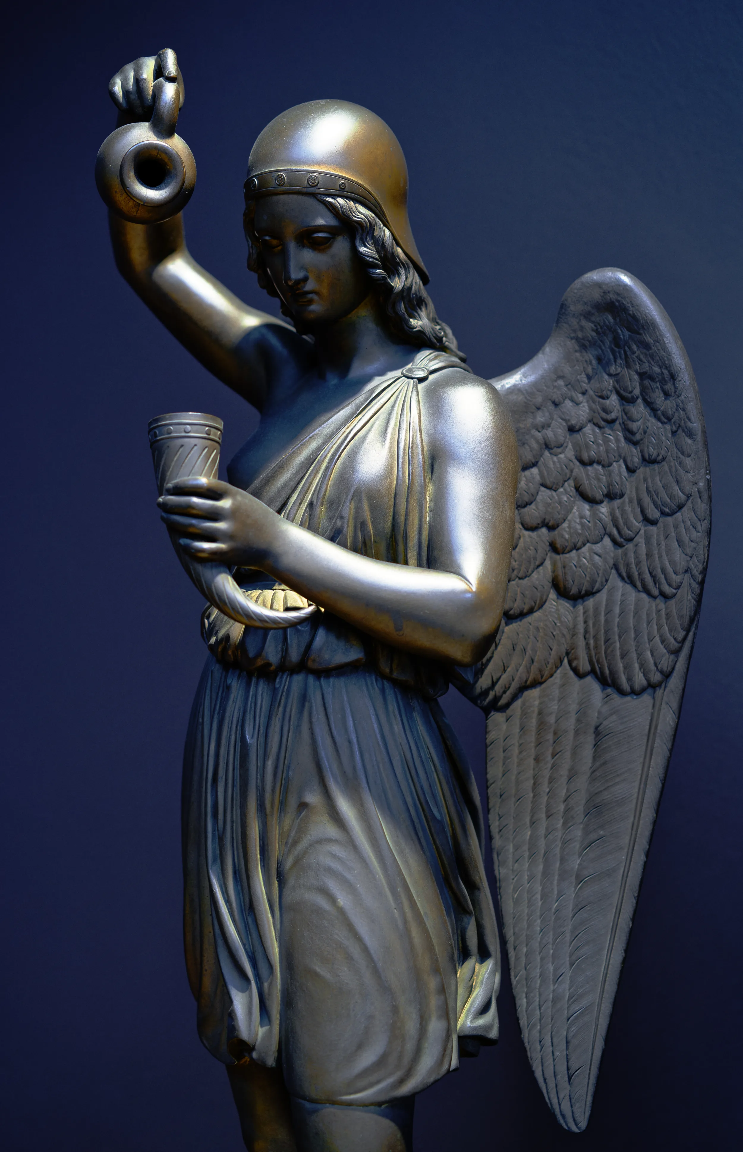 Photographie de sculpture à la pose expressive et à la composition en faisant une oeuvre d'art différente, en deux dimensions