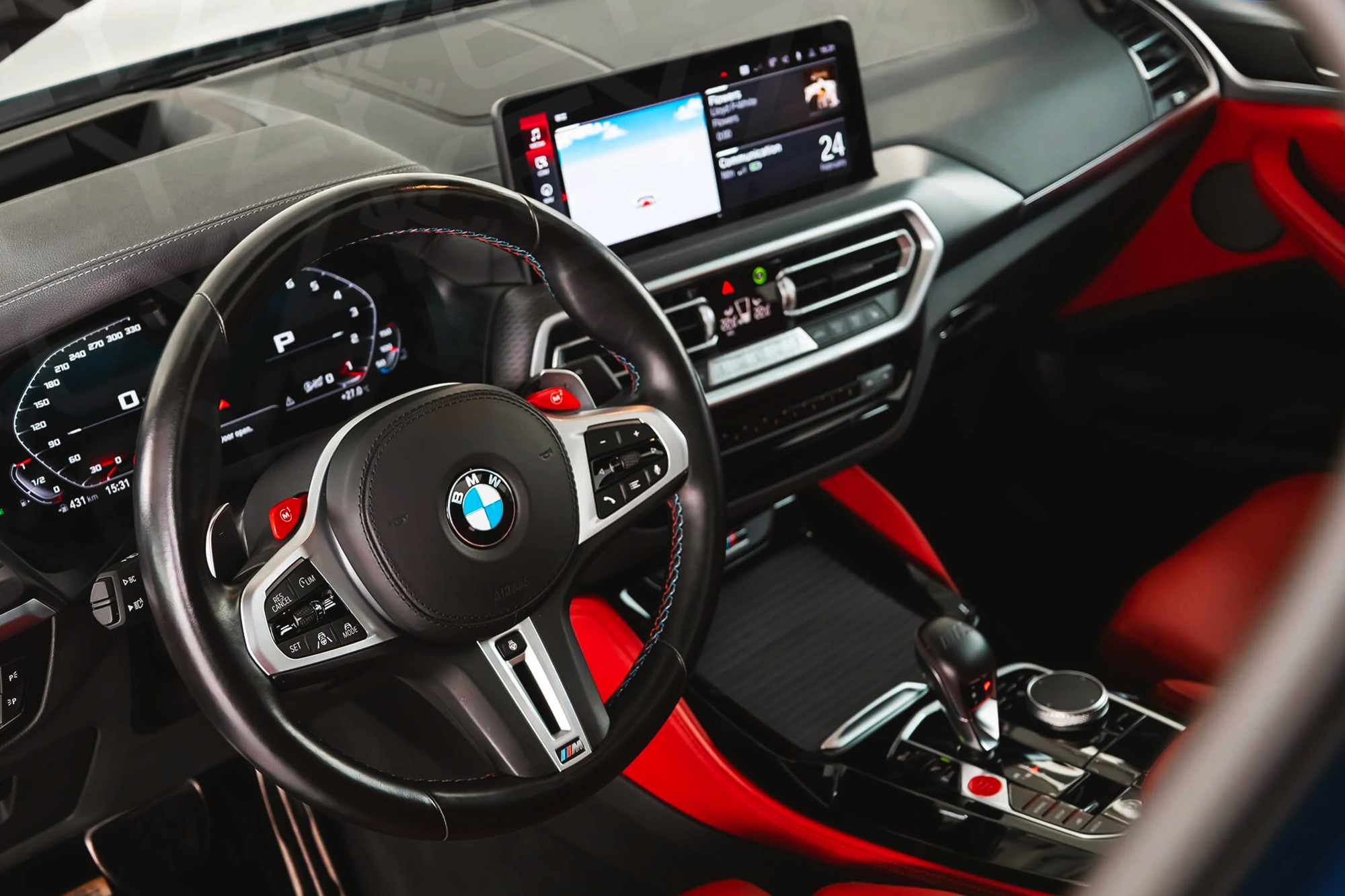 Vue interieur BMW X4M Competition Bleu – Location SUV à Dubaï | Keyz Rent