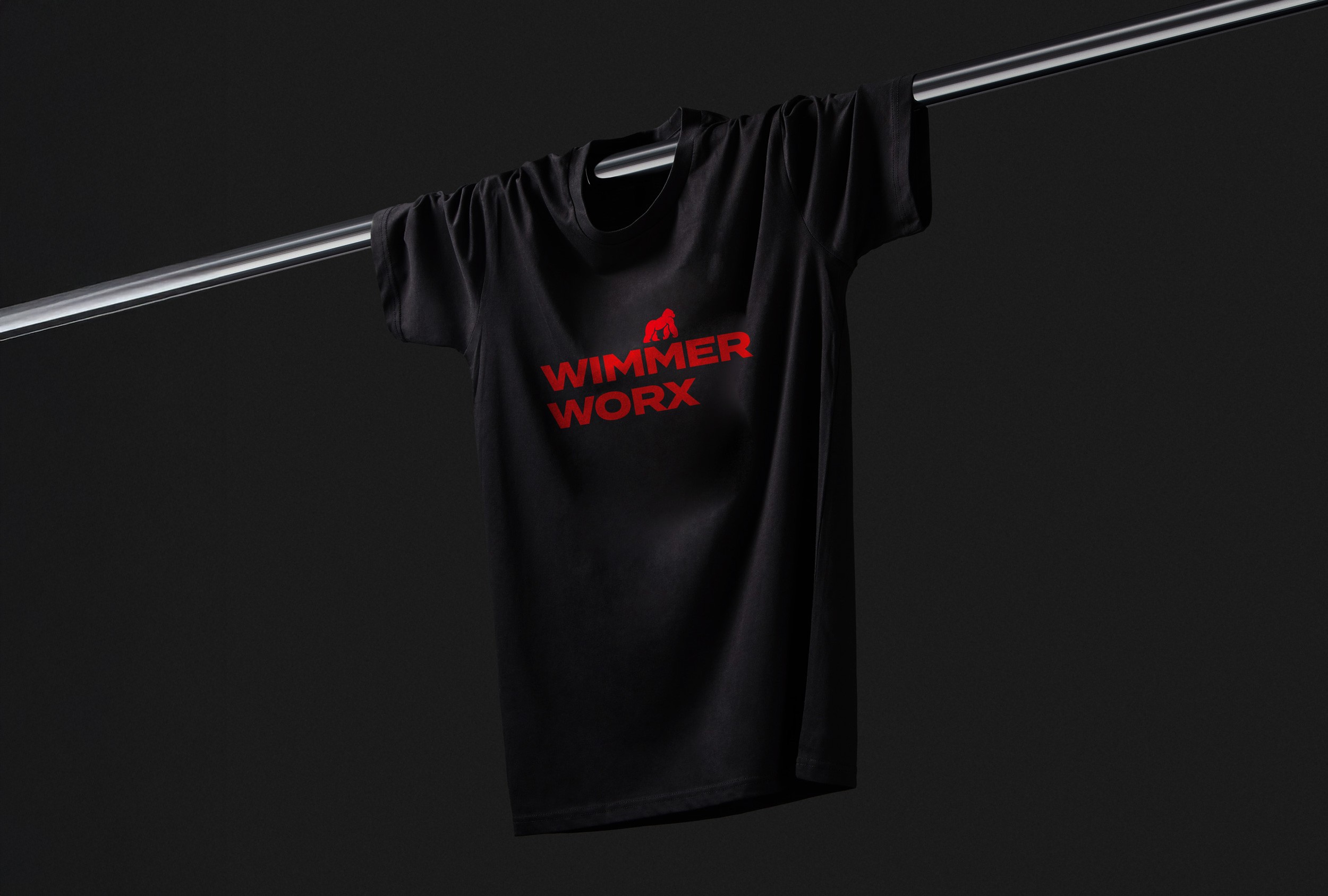 Anwendung des neuen Brand Designs auf Visitenkarten, Briefpapier und Werbematerialien für den Wimmer Holzbau-Shop.