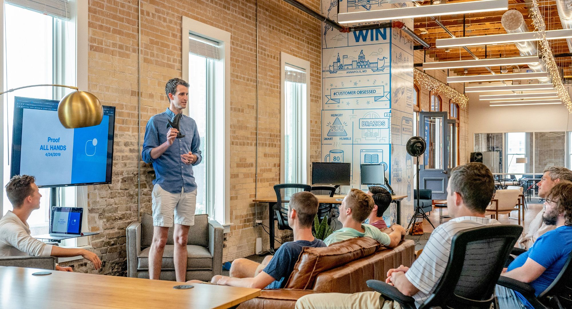 grupo de empresários em reunião em uma sala aconchegante de cor laranja suave