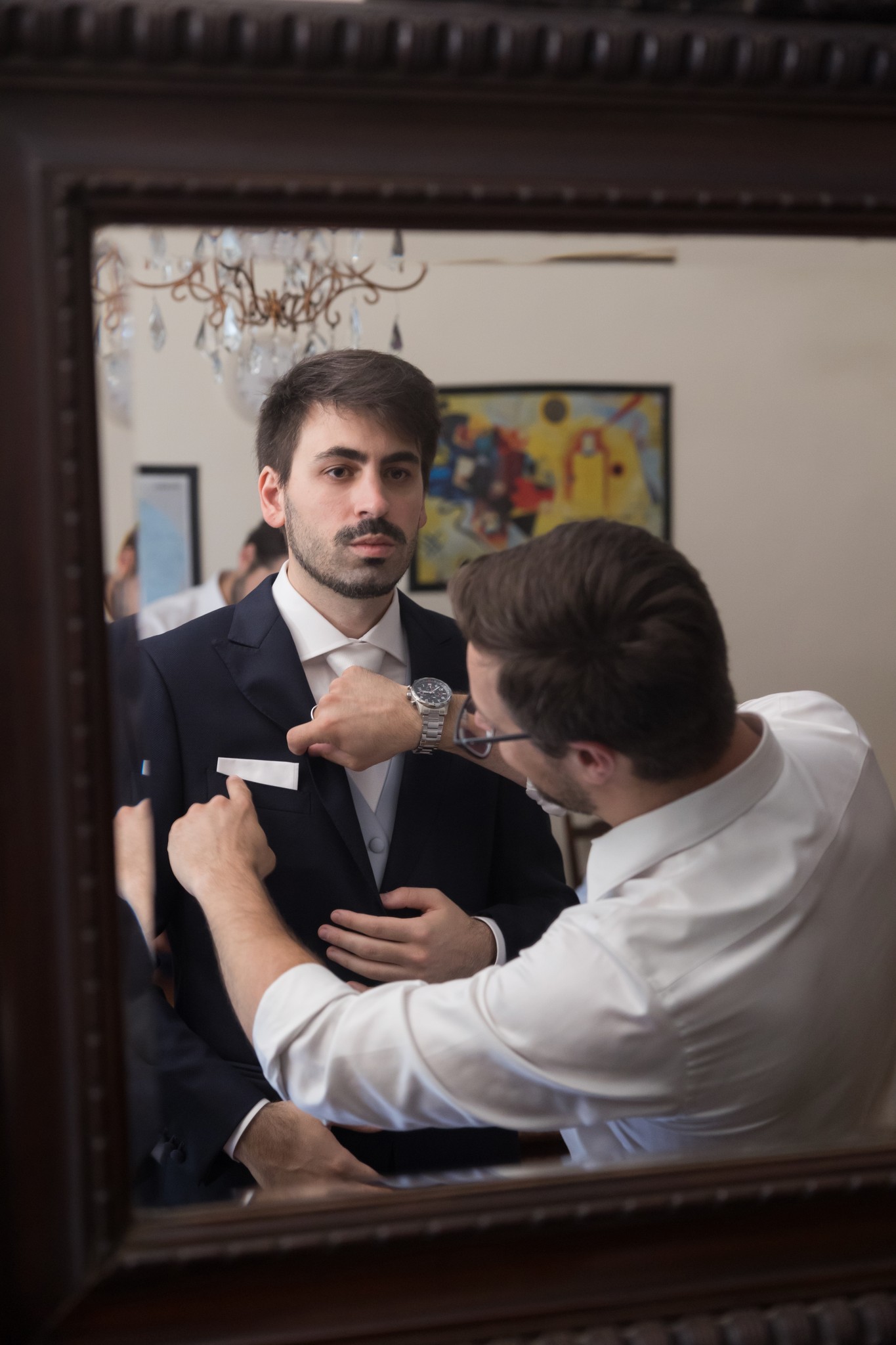Matteo si sistema la cravatta mentre il padre lo aiuta, preparativi di matrimonio a Villa Peroni Riva