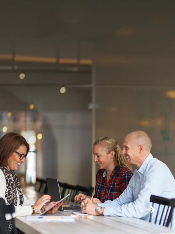 Un groupe d'experts comptables collaborant dans une salle de réunion, symbolisant le travail d'équipe et la synergie professionnelle.