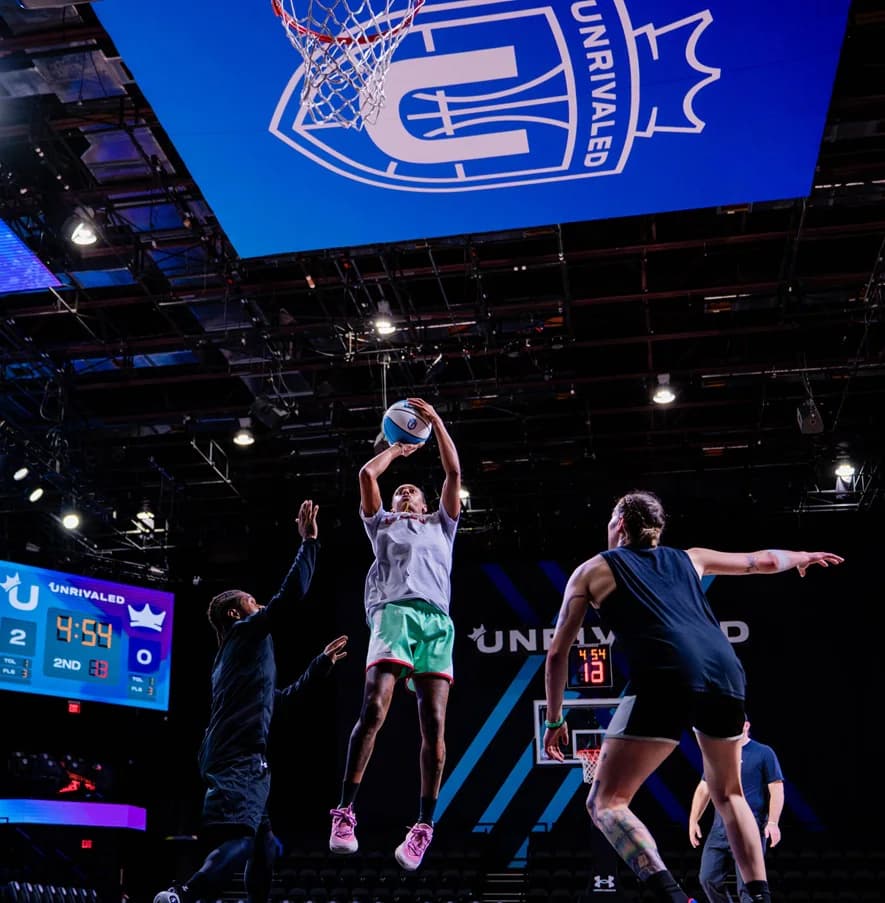 Basketbol organizasyonunda mücadele eden profesyonel sporcular