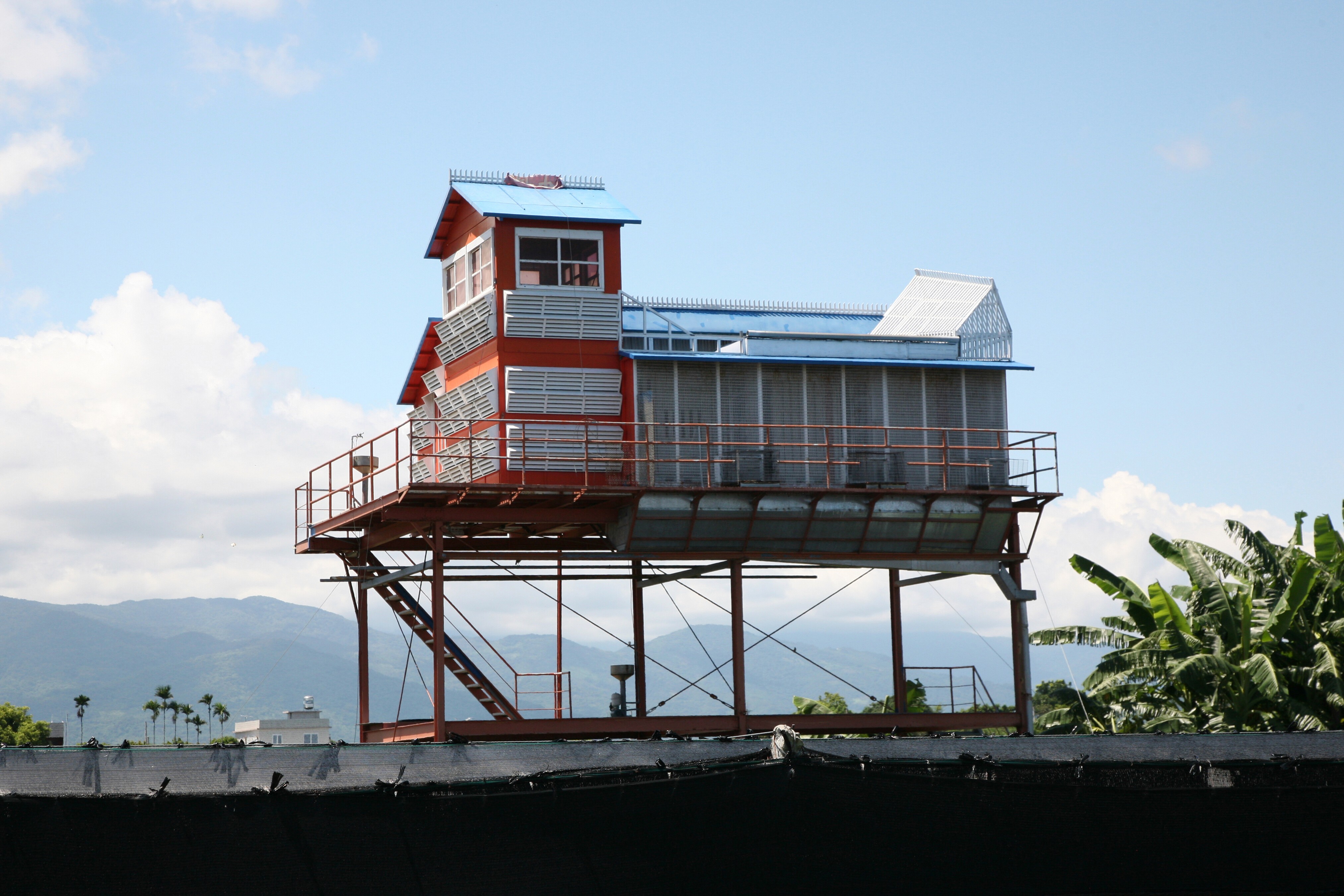 Taubenhaus mit Aussichtsturm aus Blech auf Stelzen über einem Wohnhaus in Taiwan