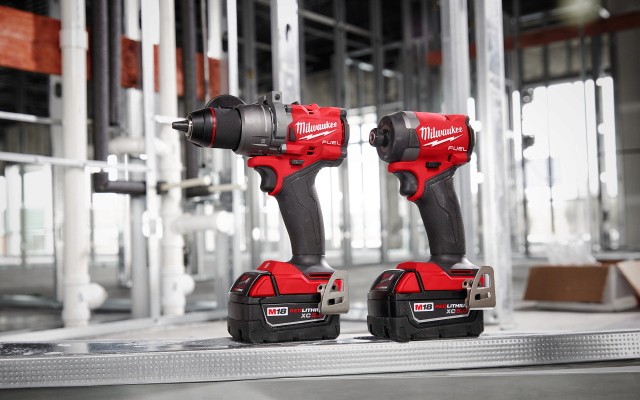 Twee professionele Milwaukee M18 Fuel accuboormachines op een bouwlocatie, symbool voor krachtig en efficiënt werken met elektrisch gereedschap in de Nederlandse bouw- en installatiesector.