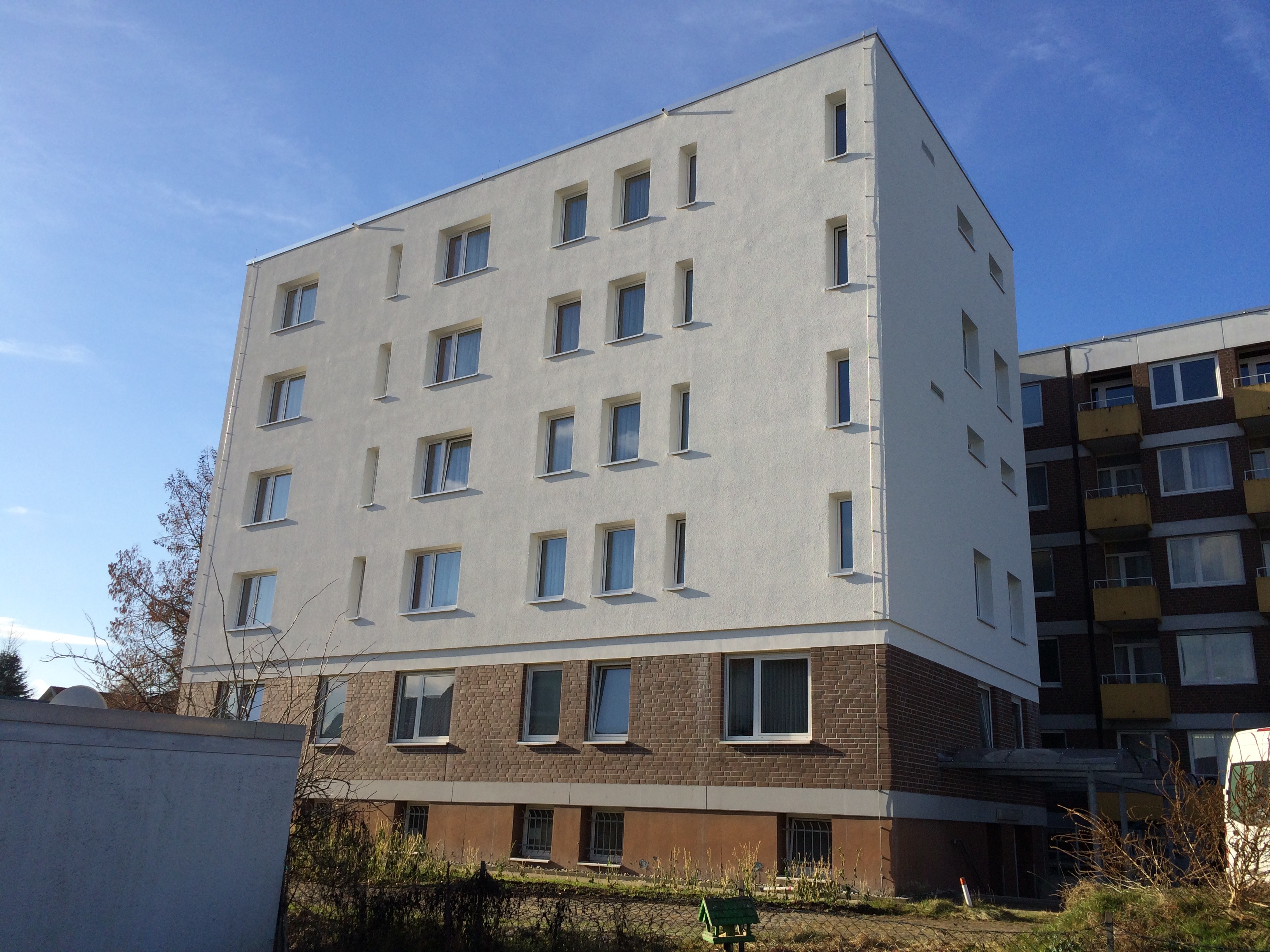 Neue weiße Fassade des Pflegeheims St. Petri