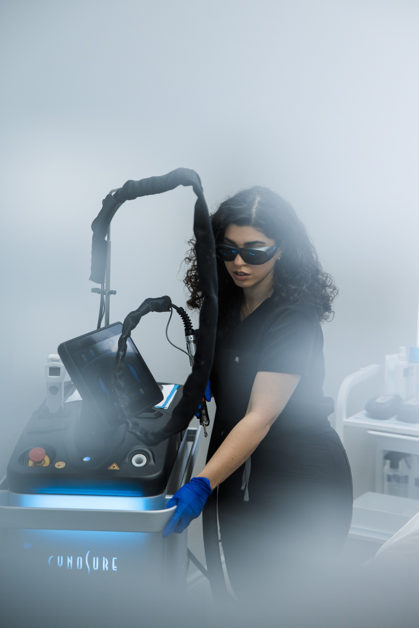 Preparation of the equipment by the beautician