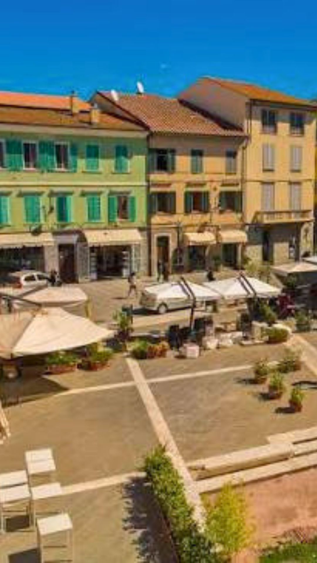 Piazza animata nel centro storico di Grosseto tra caffè e negozi