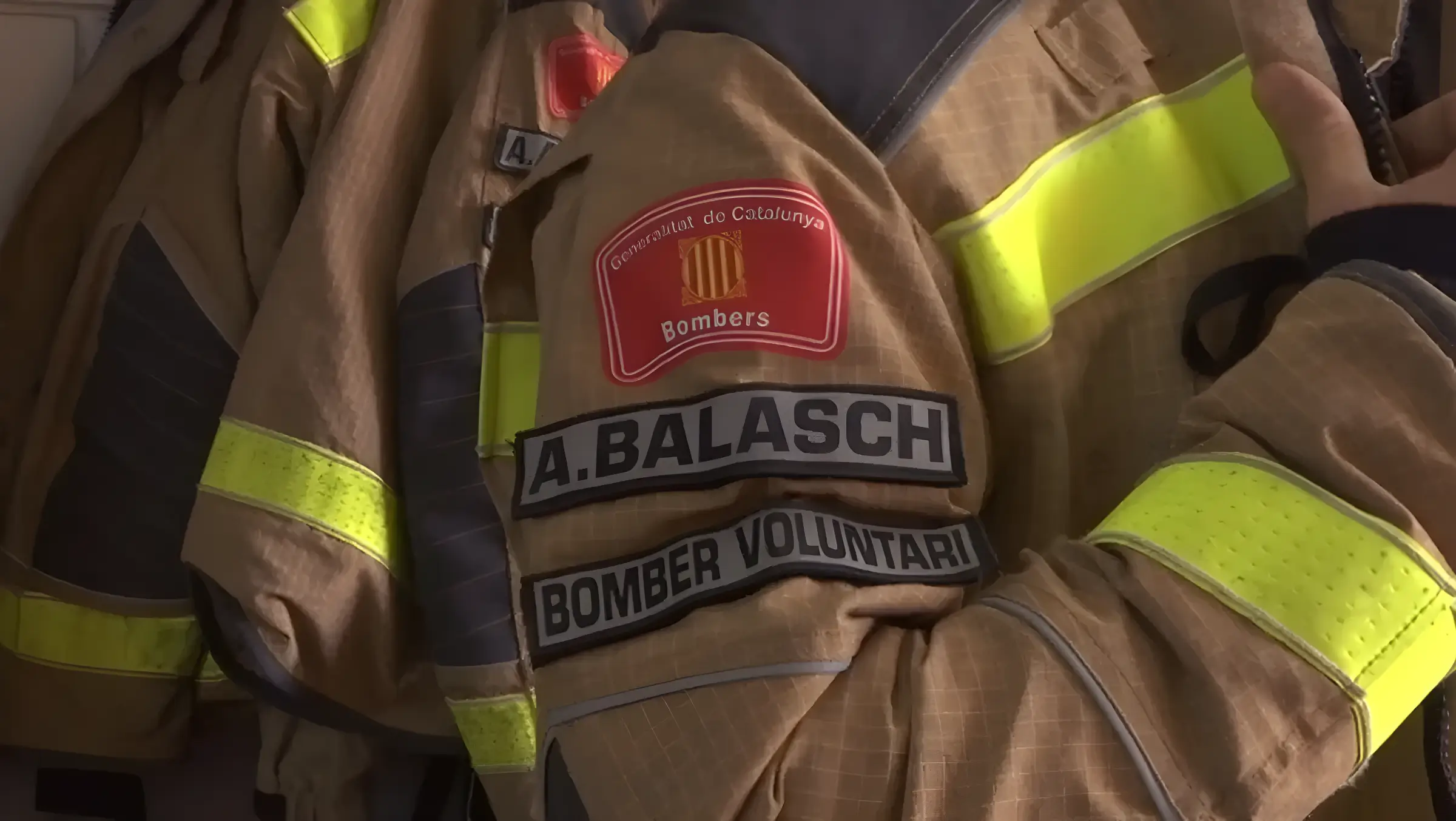 el escudo de un bombero voluntario de la generalitat de catalunya