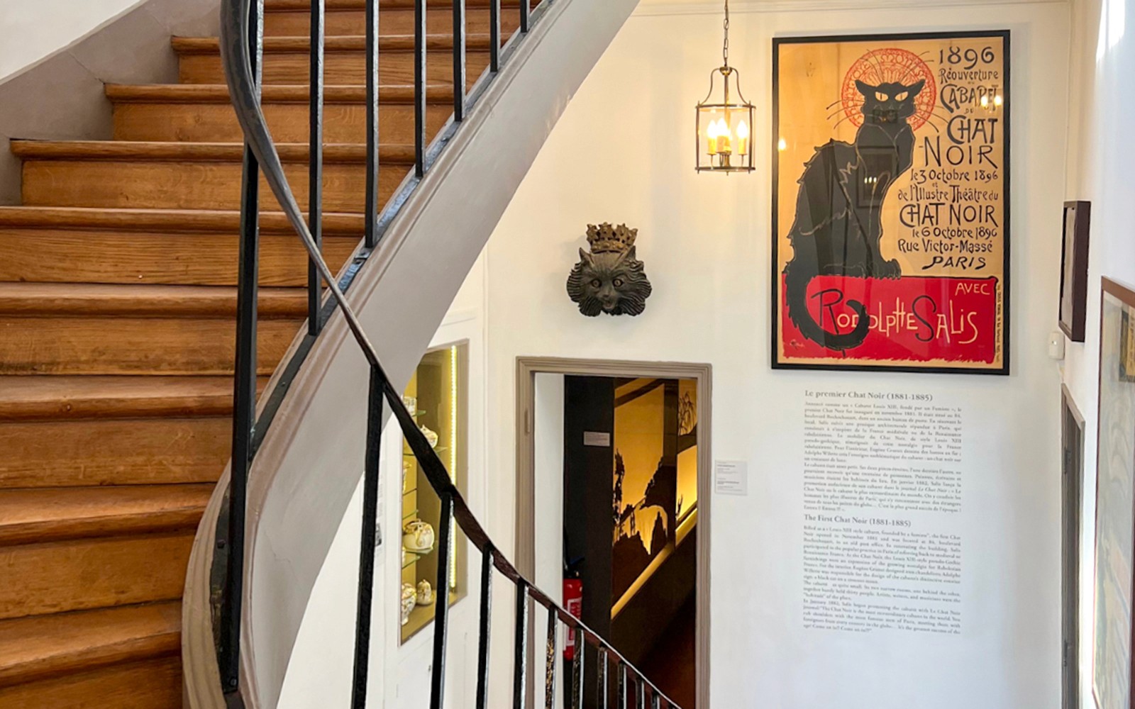 蒙马特博物馆内的楼梯，墙上挂有黑猫海报。