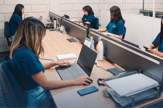 Grupo de pessoas trabalhando na área comercial da Biosut