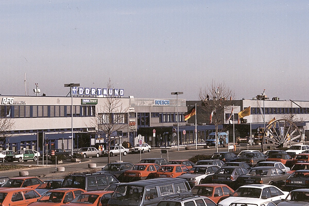Altes Terminalgebäude mit parkenden Autos am Flughafen Dortmund