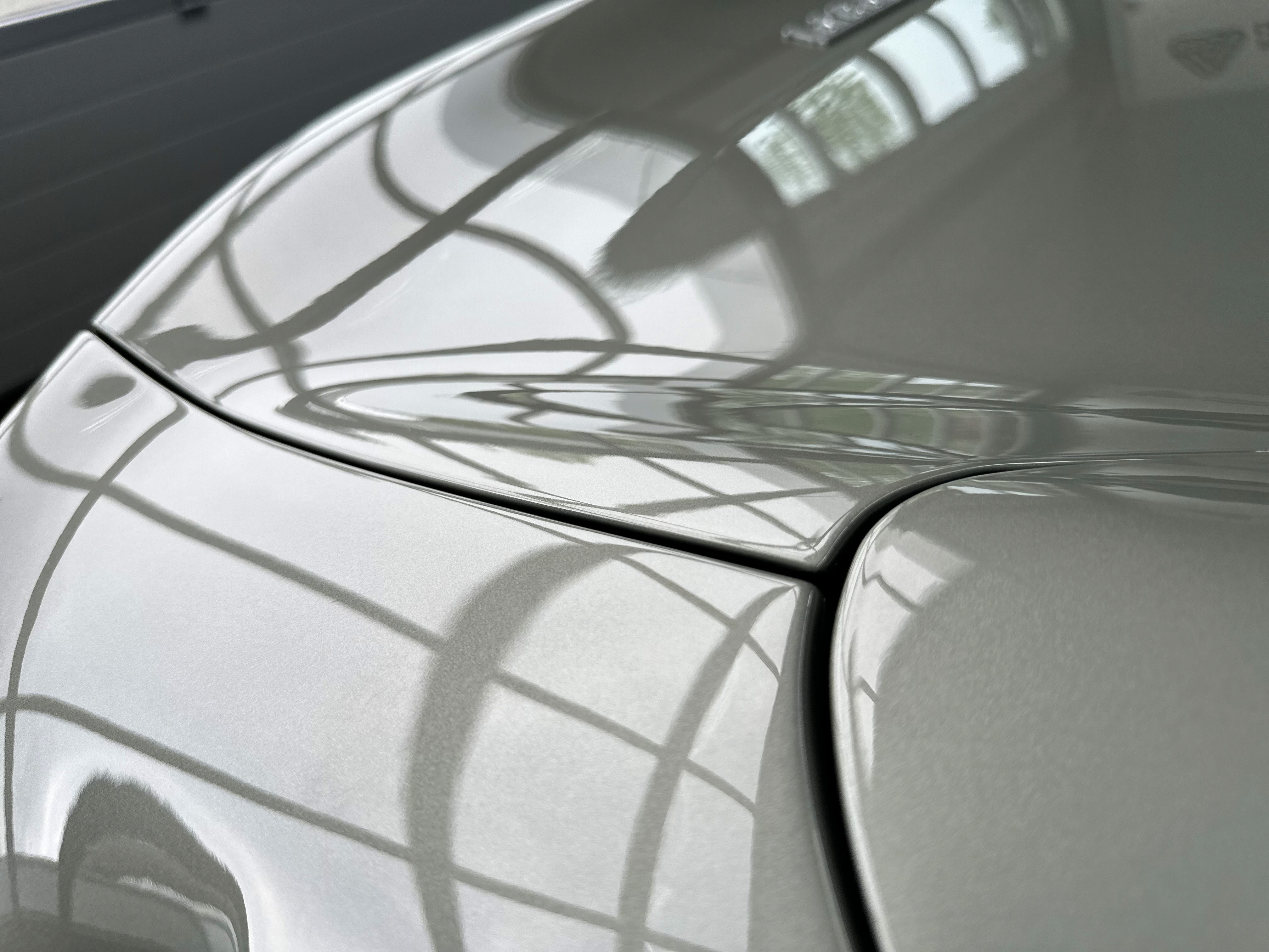 Nahaufnahme einer glänzenden silbernen Autokapuze mit Reflexionen von Fenstern und Lichtern.
Grüner Rennwagen mit gelben Akzenten und Spoiler
lackschutz
bornheim
köln
bonn
design
livery 
cardesign
grafik
textilien
werbebeschriftung
folie
folien
lackschutz ppf