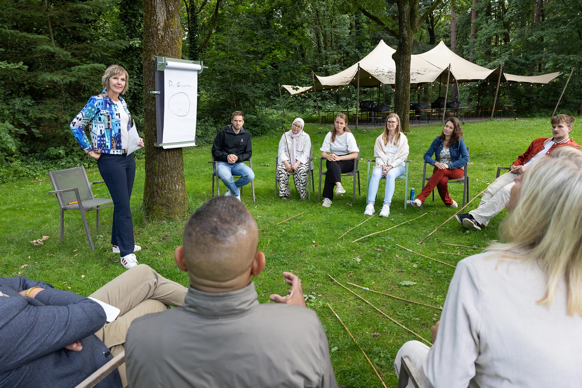 Foto groep mensen in tuin