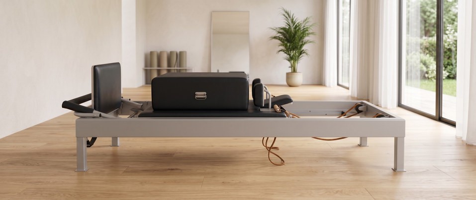 Pilates Reformer Compact — Aluminium, reformer de studio en aluminium dans un studio de Pilates professionnel