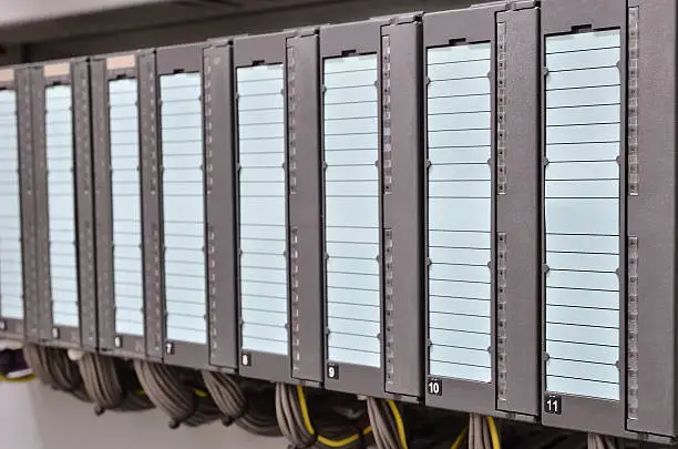 متحكم منطقي قابل للبرمجة (PLC) مع أسلاك توصيل في مصنع صناعي