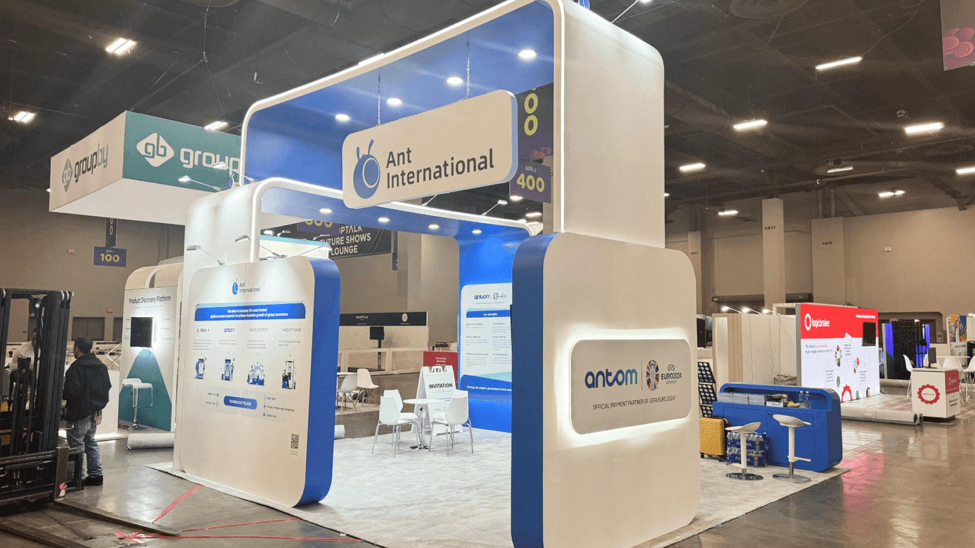 Critical Care Congress booth-to-meeting suite handoff for a longer exhibitor conversation